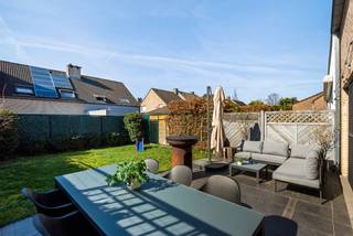 Zeer gunstig en rustig gelegen woning in de verkaveling "De Schomme". Er is geen doorgaand verkeer, ideaal voor gezin met kinderen! Het ligt op wandelafstand van het recreatiedomein "De Schorre" en de bushaltes. Dit huis bevindt zich tevens in de omgeving van scholen en grootwarenhuizen. De oprit van de A12 Antwerpen-Brussel ligt op slechts enkele minuten rijden. <br /><br />Dit eigendom dateert van 2001 en werd steeds goed onderhouden! Het is asbestveilig, de keuring van de elektriciteit is conform en het EPC heeft een goed Label B. Op het GLVL bevinden zich een inkomhall met ingemaakte kast, een zéér mooi gerenoveerd apart toilet, een woonkamer met zicht op de tuin en een volledig vernieuwde (2016) keuken. Op de 1eV zijn een nachthall, een recent vernieuwd apart toilet , een volledig ingerichte badkamer en 3 slaapkamers. Er is een geïsoleerde, niet-afgewerkte zolderruimte met uittrekbare trap. Er is parkeergelegenheid in de eigen inpandige garage waarin aansluiting van wasmachine voorhanden is. Verder is er een west-gerichte tuin aangelegd met een terras en omheining. <br /><br />Als u graag deze woning zou bezichtigen, mag u ons zeker contacteren via 03 459 99 99 of info@leximmo.be.