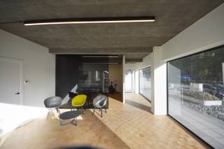 Stijlvol compleet gerenoveerd kantoor of handelspand, gelegen op één van de belangrijkste invalswegen van Aalst. Vanwege haar (zicht)locatie geniet u een vlotte bereikbaarheid richting centrum en de E40. Het pand onderging recent een metamorfose met high-end materialen en is compleet instapklaar (volledig uitgerust met parket, rolluiken aan de achterzijde, ledverlichting, sanitair, douche, airco, kitchenette- Actueel fietsatelier). 
Het gelijkvloers is voorzien van grote raampartijen en heeft een opp. van ca. 170 m². Op die manier wordt er een naadloze overgang tussen binnen en buiten gecreëerd. De maandelijkse huurprijs bedraagt 1.363 euro + 120 euro kosten.  Extra troef is de parkeergelegenheid voor de deur en het Stadspark recht tegenover de deur. Onroerende voorheffing ten laste van de huurder. 
PERSONAL TRAINING EN KINE PRAKTIJK NIET MOGELIJK. 
EPC LABEL C. 
Beschikbaar: 01 mei 2026 of ev. vroeger in onderling overleg. 
Benieuwd naar dit bedrijfsvastgoed te huur regio Aalst op de Parklaan? Contacteer stephanie@immodelestre.be of 0474 33 27 85
