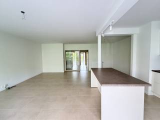 <div>
<div>
<div>
<div>
<div>
<div>
<div>
<p><strong>Dit volledig gerenoveerde en instapklare appartement op de eerste verdieping, gelegen in een rustige straat in de directe nabijheid van de gegeerde Fruithoflaan. Zeer centraal gelegen nabij openbaar vervoer, winkels, scholen, supermarkten, belangrijke in-en uitvalswegen.<br /><br /><span>INDELING:</span></strong></p>
<p>De inkomhal is uitgerust met een veiligheidsdeur, een vestiairekast en een diepe berging. De hal is tevens voorzien van een gastentoilet met handenwasser en wordt door een elegante glazen wand gescheiden van de royale leefruimte.</p>
<p>De leefruimte met open keuken vormt een aangenaam geheel van ca. 7,56m x 6,61m, volledig afgewerkt met een stijlvolle beige natuurstenen vloer met grote tegels. De keuken is hoogwaardig geïnstalleerd en voorzien van opbergkasten, een kookeiland met ontbijttoog en toestellen; een vaatwasser, een spoelbak, een diepvries, een warmelucht oven met steamer functie en een inductiekookplaat met een ingebouwde afzuiging. Vanuit de living heeft u direct toegang tot het eerste ruime terras van ca. 6,58m x 1,21m, een ideale plek om in alle rust te ontspannen.</p>
<p>Aan de achterzijde van het gebouw bevinden zich de twee volwaardige slaapkamers van respectievelijk ca. 2,37m x 4,38m en ca. 4,38m x 3,47m. Beide kamers beschikken over een praktische kastenwand en bieden toegang tot het tweede terras van ca. 4,20m x 1,77m, dat zuidwestelijk georiënteerd is. De stijlvolle badkamer ca. 2,27m x 2,19 m is afgewerkt met beige tegels en beschikt over een wastafel in een kastmeubel, een inloopdouche en een handdoekdroger. Verder is er een extra berging voor de wasmachine en droogkast, een diepe ingemaakte kast.<br /><br />Er is een privatieve kelder inbegrepen.<br /><br /></p>
</div>
</div>
</div>
</div>
</div>
</div>
</div>
<span><span><strong>BIJZONDERHEDEN:</strong></span> <br /></span>* Modern nieuw gerenoveerd appartement met 2 zonnige terrassen<br />* Uitstekende locatie nabij Fruithoflaan<br />* Kelder inbegrepen<br />* AO: € 200/mnd provisie voor verwarming en water, onderhoud gemene delen/lift, containers voor huisvuil.