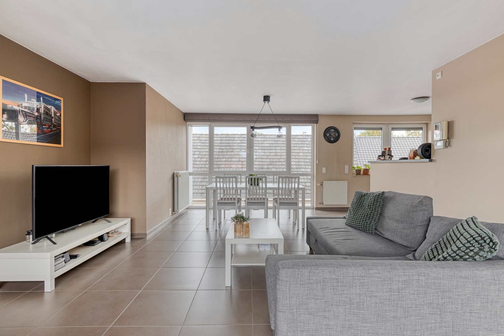 Ruim, instapklaar appartement met 2 slaapkamers en afgesloten parkeerplaats in het centrum van Roeselare-Beveren - foto 2