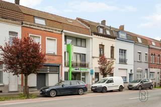 Idéalement située à deux pas de la gare de Tournai, cet immeuble mixte se compose comme ceci :Au rez-de-chaussée : Une belle surface commerciale...