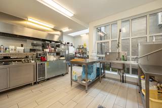 Handelsgelijkvloers met inpandige garage gelegen aan de Heuvelstraat 80 in het centrum van Boechout met een oppervlakte van ca. 182 m². Het pand wordt momenteel uitgebaat door de eigenaars als een gekend tearoom/brasserie ’t Notarjaet en beschikt over een hedendaagse inrichting, die optioneel kan worden overgenomen.<br /><br />De indeling omvat een open en polyvalente handelsruimte met airconditioning, een volledig uitgeruste keuken, sanitaire voorzieningen met onder meer een toilet voor mindervaliden, technische berging, apart bureel en een koer die voor aangename natuurlijke lichtinval zorgt. Verder beschikt het pand over een kelder van circa 6 m² en een zeer ruime garage met plaats voor twee wagens of extra opslag.<br />De elektrische installatie is conform, recente condenserende gasketel en het geheel verkeert in zeer goed onderhouden en functionele staat. <br />Deze eigendom maakt deel uit van een kleinschalig gebouw met maar twee eigenaars en lage vaste kosten.<br /><br />De overname van de inrichting en uitrusting bedraagt €45.000. Op verzoek kan een gedetailleerde inventarislijst worden bezorgd. De overname is niet verplicht.<br /><br />Dit pand biedt een bijzonder aantrekkelijke opportuniteit voor ondernemers die een horecazaak wensen op te starten op een centrale locatie in Boechout, maar evenzeer voor investeerders of zelfstandigen die op zoek zijn naar een polyvalente en instapklare handelsruimte met bewezen potentieel. Vrij van huurcontract en onmiddellijk beschikbaar. Desgewenst kan ook de bestaande zaak worden overgenomen in samenspraak met de eigenaars.<br /><br />Bekijk alvast de videotour, het gunstig EPC-label B, de blanco asbestinventaris, elektrische keuring en het grondplan via de Wellimmo-site (documenten).<br /><br />Bij interesse bel 03 225 00 68 of mail naar laura@wellimmo.net