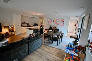 Recente energiezuinige woning met grote tuin ! Indeling : Inkomhal , apart toilet , woonkamer met open keuken , bureau , ruime berging . Eerste...