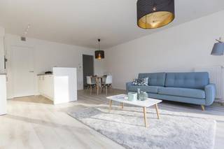 Vous devez avoir visité cet appartement ! Le long hall d'entrée vous invite dans l'espace de vie lumineux avec une cuisine ouverte attenante entièrement équipée. Depuis le salon, il y a une vue sur le jardin ensoleillé où il fait bon séjourner. Vous y trouverez également 2 chambres et une grande salle de bains avec douche à l'italienne. La présence d'un garage (+ 50,00€).MISE EN PAGE :Entrée - chambre 1 - chambre 2 - salle de bain - toilettes séparées - salon - cuisine - rangement - jardin - garage.AVANTAGES :+ luminaires disponibles+ matériaux de qualité+ emplacement centralLe moyen le plus rapide pour visiter cette propriété ? Demandez votre visite via le bouton rouge de notre site Web (www.dewaele.com) et vous serez contacté par notre expert en location. Les rendez-vous ne peuvent pas être pris par téléphone. Si vous avez d'autres questions, vous pouvez nous contacter par téléphone au 056 605 605.Le bien est proposé selon la formule Power-sale. Le 17/06/2026 entre 17:30 et 18:30, vous pouvez visiter le bien sur rendez-vous et faire une offre. Le prix affiché est un prix indicatif. Pour plus d'informations, veuillez contacter le responsable du dossier.