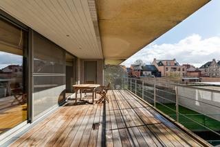 Laat u betoveren door dit uitzonderlijk ruime en luxueus afgewerkte appartement in het hart van Wommelgem, waar licht, comfort en elegantie harmonieus samenkomen. Met een riant zonneterras van 45 m², drie volwaardige slaapkamers en hoogwaardige afwerking is dit een unieke woonkans.<br /><br />Gelegen op de eerste verdieping van een kleinschalig gebouw met lift, wordt u verwelkomd via een stijlvolle inkomhal met maatkasten. De lichtrijke leefruimte met warme parketvloer vloeit naadloos over in de open, volledig uitgeruste keuken met verfijnd kookeiland en granieten werkblad — een plek waar koken en genieten centraal staan.<br />De drie uitzonderlijk ruime slaapkamers (36 m², 21 m² en 20 m²) bieden ongeziene mogelijkheden en zijn afgewerkt met parket en maatwerk. De royale badkamer straalt pure klasse uit, met ligbad, inloopdouche en hoogwaardige afwerking.<br /><br />Extra troeven zijn de praktische (was)berging, het maatwerk doorheen het hele appartement en het gunstige EPC A.<br /><br />Maandelijkse kosten: ca. €105.<br />2 autostaanplaatsen verplicht aan te kopen (€40.000).<br />2 kelderbergingen inbegrepen.<br /><br />Een zeldzame combinatie van ruimte, licht en verfijning — een plek om meteen thuis te komen.