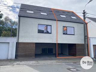 VLIERZELE - Deze recente nieuwbouwwoning combineert een strakke betonarchitectuur met een warme, moderne uitstraling en een bijzonder energiezuinig karakter (E-peil 4). Vooraan de woning bevinden zich een praktische carport en een aparte fietsenberging, wat zorgt voor extra comfort in het dagelijks gebruik.<br /><br />Via de inkomhal met gastentoilet kom je in de open leefruimte, waar de zithoek en keuken mooi in elkaar overlopen. De grote raampartijen zorgen voor veel natuurlijk licht en bieden een aangenaam zicht op de zuidgerichte tuin. Dankzij het geïntegreerde domoticasysteem geniet je bovendien van extra gebruiksgemak.<br /><br />Op de eerste verdieping is er een ruime nachthal die perfect kan dienen als bureau, hobbyruimte of extra zithoek. Verder vind je hier twee volwaardige slaapkamers, een apart toilet en een moderne badkamer.<br /><br />De vaste trap leidt naar de volledig afgewerkte zolderverdieping, die flexibel kan ingericht worden als extra slaapkamer, werkruimte of ontspanningsruimte.<br /><br />Een ideale woning voor wie op zoek is naar hedendaags wooncomfort, energiezuinigheid en een doordachte indeling.<br /><br />Aankoop onder gesplitst stelsel :<br />Grondwaarde 125.000 euro (registratierechten 12%)<br />Constructiewaarde 324.000 euro (21% btw)<br />Totaal incl. btw (21%), excl. kosten en excl. notariskosten: 532.040 euro<br /><br />Kortom bent u op zoek naar stevige goed onderhouden woning met een ruime bewoonbare oppervlakte, voorzien van 4 slaapkamers, garage en grote tuin met heel wat mogelijkheden, aarzel dan niet en maak snel uw afspraak!! Voor meer info of bezoek 053/60.65.60.