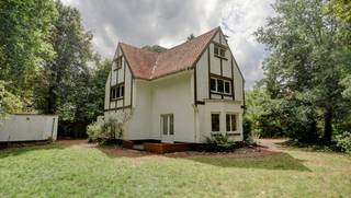 Te renoveren landhuis op 15 are 53 ca residentieel en bosrijk gelegen langs verbindingsweg, tuin met privacy. <br />Omvat: kelders - inkomhal met trap, wc, living 32m² met open haard, keuken, berging/wasruimte.<br />1ste verdieping: 4 slaapkamers, badkamer met wc<br />2de verdieping via vaste trap: 2 zolderkamers (mogelijk in te richten als slaapkamers, CV aanwezig), zolderberging op zelfde niveau.<br />Afzonderlijk: dubbele garage<br />Bouwjaar 1940 - dient gerenoveerd te worden.<br />CV aardgas.<br />EPC 1009 kWh/jaar - energielabel F - UC 0003657795-RES-1.<br />Totale vloeroppervlakte 235m² + afzonderlijk dubbele garage + kelder.<br />Oriëntatie: living en terras op noord-oost - keuken op het zuiden<br />Stedenbouwkundige info: woonpark = residentieel woongebied - vergund geacht - afzonderlijke dubbele garage vergund in 1972 - niet gelegen in een verkaveling - geen voorkooprecht ruimtelijke ordening - geen rechterlijke herstelmaatregel of bestuurlijke maatregel opgelegd.<br />Geen risicozone voor overstromingen - gebouwscore C - perceelscore C (pluviaal).<br />PREMIES voor renovatie: informatie over premies en financiële steun bij de renovatieverplichting kan u raadplegen op de website https://www.vlaanderen.be/een-huis-of-appartement-kopen/renovatieverplichting-voor-residentiele-gebouwen . Renovatieverplichting: kopers van woningen met een EPC-label E of F worden verplicht om binnen de 5 jaar na datum notariële akte de woning energetisch te renoveren tot minimum energielabel D = EPC 400 kWh/m² of beter.