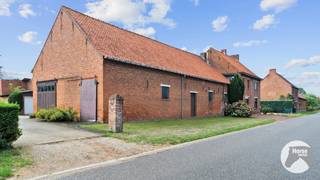 LUMMEN - Totaal te renoveren hoeve met schuur op 1,4ha<br /><br />Op een zeer centrale doch landelijke locatie in Lummen vinden we deze voormalige hoeve met twee woningen en diverse bijgebouwen, gelegen op een perceel van maar liefst 1ha40a.<br /><br />De eigendom bestaat uit twee woningen die mits een totaalrenovatie kunnen worden samengevoegd tot één geheel. De huidige indeling maakt de eigendom eveneens geschikt voor kangoeroewonen, wonen met kantoor/praktijkruimte, atelier, opslag of andere invullingen.<br /><br />De woningen en bijgebouwen bevinden zich op 46a20ca, met daarachter nog 94a30ca weiland. Het perceel heeft een straatbreedte van circa 65 meter.<br /><br />Woning nr. 4 omvat op het gelijkvloers een keuken, leefruimte met eetplaats en badkamer. Op de verdieping bevinden zich twee slaapkamers. Aansluitend is er een ruim bijgebouw met verschillende kamers.<br /><br />Woning nr. 6 beschikt over een ruime keuken met eetplaats, een grote leefruimte en badkamer op het gelijkvloers. Op de verdieping zijn er twee slaapkamers en een ruime overloop. Aansluitend bevindt zich een grote schuur met betonnen welfsels en een zeer ruime zolder, die rechtstreeks vanuit de woning bereikbaar is.<br /><br />Verder zijn er nog verschillende stallingen en bijgebouwen aanwezig.<br /><br />Bij een renovatie dient rekening te worden gehouden met de stedenbouwkundige mogelijkheden en eventuele afbraak van bepaalde constructies, afhankelijk van de gewenste bestemming en de vereiste vergunningen.<br /><br />Een eigendom met veel mogelijkheden voor wie op zoek is naar ruimte, zowel voor wonen als werken.<br />Contacteer ons gerust voor meer informatie over de mogelijkheden.<br /><br />Een opportuniteit voor wie op zoek is naar een hoeve als totaalproject waar men een nieuw verhaal kan schrijven. Voor meer informatie of een bezoek, kan u ons steeds contacteren: 053/60.65.66.<br /><br />(*) De visualisaties hebben geen juridische waarde.