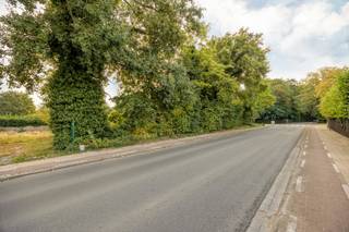 Villagrond (hoekperceel) 2.099m² met een breedte van 39,50m, bestemd voor het bouwen van een open bebouwing.Oriëntatie: NOBouwvoorschriften- Max...