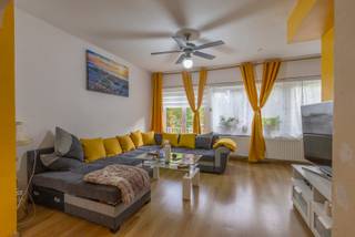 <strong>Ruim 2-slaapkamerappartement met tuin en garage in Anderlecht</strong><br /><br />Op zoek naar ruimte, comfort én een tuin in het hart van de stad? Dan is dit ruime appartement op de eerste verdieping van een kleinschalige residentie in Anderlecht precies wat je zoekt.<br />
<p>De indeling is als volgt: <br />een lichtrijke en open leefruimte, een eetruimte met aansluitend een volledig uitgeruste keuken. Via de living heb je rechtstreeks toegang tot het terras en de onderhoudsvriendelijke tuin met een praktische tuinberging. Hier geniet je in alle rust van een groene buitenruimte. Het appartement telt twee ruime slaapkamers (13m² en 13m² ), een aparte bureauruimte en een badkamer met douche, dubbele wastafel en een toilet. <br /><br />Ook beschikt het appartement over een garage, een autostaanplaats en twee privatieve kelderruimtes.</p>
<p>Ideaal gelegen met vlotte verbindingen naar winkels, openbaar vervoer, scholen en belangrijke invalswegen.</p>
EPC 312 kWh/(m²jaar) - klasse F <br />Elektriciteit conform