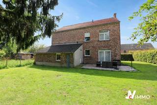 <p><span>Indeling</span><span>:</span></p><p><span>Kelders: kelder: +/- 30 m²</span></p><p><span>Begane grond: hal d''-entree: 12 m², gedeeltelijk ingerichte keuken: 8 m², ruime woonkamer met glazen pui die toegang geeft tot het terras: 33,5 m², apart toilet: 2 m², wasruimte met ruimte voor wasmachine en droger: 16 m²,</span></p><p><span>1e verdieping: 3 slaapkamers: 8 / 16 / 16 m², waarvan 2 met wastafel, doucheruimte met toilet en wastafel: 4,5 m², </span></p><p><span>Zolder: in te richten zolder: +/- 30 m²</span></p><p><span>Buitenruimte: 3 parkeerplaatsen buiten, tuin met terras </span></p><p><span> </span></p><p><span>Voorzieningen:</span></p><p><span>Verwarming: eigen gasketel, ondergrondse watertank</span></p><p><span>Elektriciteit: enkel tarief, 220 V + zonnepanelen.</span></p><p><span>Dak: dakpannen + isolatie van de zoldervloer.</span></p><p><span>Kozijnen: PVC met dubbele beglazing.</span></p><p><span>Keuken: gemeubileerd en gedeeltelijk uitgerust: dubbele spoelbak, elektrische kookplaten, oven en afzuigkap</span></p><p><span>Sanitair: 2 wc's, een wastafel met spiegel en verlichting, douche, regenwaterreservoir</span></p><p><span> </span></p><p><span>Aansluitingen</span><span>:</span></p><p><span>Riolering: septic tank </span></p><p><span>Water: ja</span></p><p><span>Gas: ondergrondse tank</span></p><p><span>Elektriciteit: ja</span></p><p><span>Telefoon: ja</span></p><p><span>Kabel-tv: ja</span></p><p><span> </span></p><p><span> </span></p><p><span> </span></p><p><span>Dit document is louter ter informatie en niet-bindend; wijzigingen voorbehouden</span></p><p><span> </span></p><p><span> </span></p><p><span> </span></p>