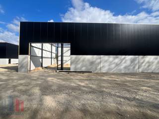 Unieke kans! Kwaliteitsvolle nieuwbouw magazijnruimte met een oppervlakte van 235 m²  in combinatie met een verhard buitenterrein vanaf 915 m² tot maar liefst 2.745 m². De oppervlaktes verharde buitenruimte zijn op maat te bepalen. De casco magazijnruimte is opgebouwd uit een staalconstructie met een buitenschil bestaande uit een combinatie van geïsoleerde betonpanelen en sandwichpanelen. De loods, brandklasse C, heeft een vrije hoogte van +/- 6 meter en is toegankelijk via een automatische sectionale poort met een aparte toegangsdeur en is voorzien van polybetonvloer en een lichtstraat met rookluik. <br /><br />De site geniet van een uitstekende bereikbaarheid, gelegen langs de Wettersesteenweg met een snelle aansluiting richting de E40 en de N42. Hierdoor zijn er vlotte verbindingen naar Aalst, Gent en Brussel, evenals naar omliggende gemeenten. <br /><br />Heb je interesse of wil je de mogelijkheden meer in detail bespreken? Aarzel dan niet om contact op te nemen met Gill via het nummer 0477 06 30 30.