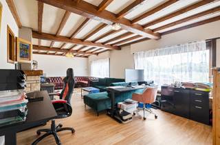 <p><span>Laagbouwvilla met functionele indeling, vlot toegankelijk met alle woonvertrekken op het gelijkvloers, gunstig gelegen te Putte.</span></p><p><span>Met een bewoonbare oppervlakte van 172m², en gelegen op een perceel van 668m², biedt deze woning al het comfort dat u zoekt. </span></p><p><span> </span></p><p><span>Bij binnenkomst betreedt u de ruime inkomhal om u vervolgens te verwelkomen in een lichtrijke en karaktervolle leefruimte. De grote raampartijen in de woonkamer zorgen voor overvloedig natuurlijk licht en een prachtig uitzicht op de groene omgeving. Aansluitend aan de woonkamer is de leefkeuken te bereiken. De keuken is ruim opgezet en biedt alle voorzieningen die u nodig heeft. De woning is uitermate praktisch ingedeeld waarbij de nachthal toegang geeft tot 2 slaapkamers, een badkamer en een berging. Parkeergelegenheid is ruimschoots voorzien op de oprit en in de garage. Stockage is mogelijk in verscheidene bergruimtes, alsook in de garage en op zolder. De ruime zolderverdieping kan, indien gewenst, afgewerkt worden en ingericht worden tot meerdere kamers. Indien u niet binnen wilt vertoeven, kan u heerlijk tot rust komen in de aangename en onderhoudsvriendelijke tuin met een ruim terras. </span></p><p><span> </span></p><p><span>Kom de troeven van deze woonst ter plaatse ontdekken en maak een afspraak: 015/755 444 of <span>info@immovercammen.be</span></span><span> </span></p><p><span> </span></p>