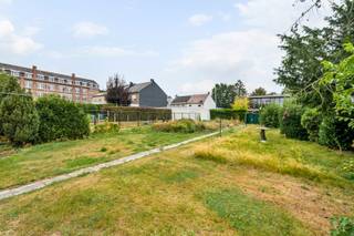 Op zoek naar een mooi gelegen bouwgrond in het centrum van Opwijk? In een rustige, doodlopende straat bevindt zich dit perceel van 3a48ca, geschikt voor het realiseren van een open bebouwing.<br /><br />De bouwgrond biedt mooie mogelijkheden voor het ontwerpen van een hedendaagse gezinswoning. Er is een gevelbreedte van 8,47 meter voorzien, met een bouwdiepte van maximaal 15 meter op het gelijkvloers en 12 meter op de eerste verdieping. Hierdoor kan een ruime en praktische woning worden gerealiseerd, volledig afgestemd op de wensen van de toekomstige eigenaar.<br /><br />De ligging combineert het beste van twee werelden: rustig wonen in een doodlopende straat en toch pal in het centrum van Opwijk. Winkels, scholen, horeca, openbaar vervoer en het station bevinden zich vlakbij.<br /><br />De verkavelingsaanvraag voor het perceel is momenteel in behandeling.<br /><br />Een interessante opportuniteit voor wie op een centrale maar rustige locatie in Opwijk zijn eigen woning wil bouwen.