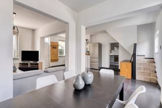 Zeer rustig gelegen bevindt zich deze ruime 3-gevelwoning op een perceel van 3a 70ca te Affligem. De woning is gelegen in een rustige en...