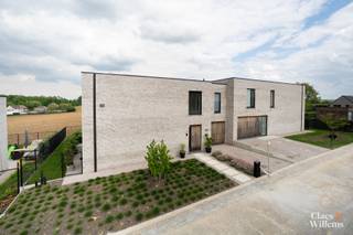 Welkom in deze moderne, recente woning (2021), ideaal gelegen in een doodlopende residentiële wijk te Halle. Je wordt verwelkomd in de inkomhal,...
