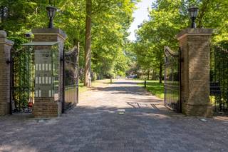 <p><span><strong>NIVEAU -1<br /></strong>Ondergrondse autostaanplaats (7m x 3,40m).</span><br /><span>Privatieve kelderberging 6m².</span><br /><span>Gezamenlijke afvalberging.</span></p>
<p><span><strong>NIVEAU +3<br /></strong>Inkomhal (lift komt rechtstreeks in het penthouse uit), voorzien van afzonderlijk gastentoilet en ingemaakte vestiairekasten.</span><br /><span>Leefruimte 60m².</span><br /><span>Eetkamer 23m².</span><br /><span>Keuken 20m², voorzien van granieten bovenblad en alle toestellen.</span><br /><span>Aanpalend bijkeuken/ wasplaats.</span></p>
<p><span> Zuidwest georiënteerd <strong>terras 26m²</strong>, voorzien van terrasberging en met een uniek en prachtig uitzicht over het domein.</span></p>
<p><span>Overloop/ nachthal.</span><br /><span>Hoofdslaapkamer 23m², voorzien van dressing.</span><br /><span>Ensuite badkamer, voorzien van ligbad, douche, dubbele lavabo en toilet.</span><br /><span>2<sup>de</sup> slaapkamer 19m², voorzien van ingemaakte kasten.</span><br /><span>3<sup>de</sup> slaapkamer 15m².</span><br /><span>2<sup>de</sup> badkamer, voorzien van douche, enkele lavabo en toilet.</span></p>
<p><span><strong>BIJZONDERHEDEN <br /></strong>Vloerbedekking: travertin en parket. CV op <strong>gas</strong> (collectief). Houten schrijnwerk, voorzien van dubbele beglazing. Dak- en muurisolatie. <strong>Airco</strong>. Suncreens. Videofoon. <strong>Lift</strong>. </span></p>
<span><strong>BEWOONBARE OPPERVLAKTE<br /></strong>De vermelde "bewoonbare oppervlakte" is gebaseerd op de "bruikbare vloeroppervlakte" zoals vermeld in het EPC.<br /></span>
<p><span><strong>POSITIEVE PUNTEN</strong> </span><br /><span>* Gelegen op een <strong>gunstige locatie </strong>(in een prachtige groene en residentiële setting van het domein <strong>"De List"</strong>, uiterst centraal, nabij de Bredabaan en haar winkelfaciliteiten,...). </span><br /><span>* <strong>Penthouse </strong>met 3 slaapkamers en 2 badkamers. </span><br /><span>*<strong> Zuidwest</strong> georiënteerd <strong>terras </strong>met magnifiek uitzicht over het domein aanwezig. </span><br /><span>* Ondergrondse <strong>autostaanplaats </strong>en <strong>kelderberging</strong> inbegrepen. </span></p>