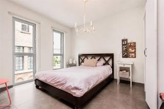 <p><span>Prachtig appartement te huur op toplocatie – rustig wonen in het hart van de stad!</span></p><p><span> </span></p><p><span>Dit schitterende appartement bevindt zich op een absolute toplocatie: midden in de stad, met alle voorzieningen, winkels, horeca en openbaar vervoer binnen handbereik, en toch geniet u hier van volledige rust en privacy.</span></p><p><span> </span></p><p><span>Het appartement beschikt over een ruime en lichtrijke leefruimte die naadloos aansluit op een gezellig terras met een aangenaam uitzicht op een rustig binnenplein.</span></p><p><span>De volledig ingerichte keuken is voorzien van alle nodige toestellen en wordt aangevuld met een praktische berging.</span></p><p><span>Verder omvat het appartement een verzorgde badkamer met douche- badcombinatie en lavabomeubel, een apart gastentoilet en twee comfortabele slaapkamers.</span></p><p><span> </span></p><p><span>Extra troeven:</span></p><ul><li><span>Ondergrondse parkeerplaats (€ 150/maand) </span></li><li><span>Gemeenschappelijke fietsenberging </span></li><li><span>Rustige en private ligging </span></li><li><span>Ruime leefruimte met veel lichtinval </span></li><li><span>Lift</span></li><li><span>Goede EPC-score !</span></li></ul><p><span> </span></p><p><span>Een ideale woonst voor wie comfortabel en zorgeloos wil wonen op een unieke locatie.</span></p><p><span> </span></p><p><span>Vrij vanaf 15 september 2026.</span></p><p><span>Provisie gemeenschappelijke kosten inclusief waterverbruik: €150/maand </span></p><p><span> </span></p><p><span>Interesse? Neem gerust contact op voor meer informatie of een bezichtiging.</span></p><p><span> </span></p><p><span> </span></p>