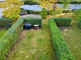 [[ DIT PAND NEEMT DEEL AAN DE ERA OPEN HUIZEN DAG OP 6/12 VAN 11:00 TOT 12:00 ]]
<p><span>Unieke luxewoning in de Harmoniewijk te koop! Recent afgewerkte woning (2021) in een verborgen binnengebied van de Harmoniestraat 9. Toprealisatie van CORES Development in de begeerde Harmoniewijk, op 2 stappen van het Harmoniepark, en 5 min nabij winkels, scholen, openbaar vervoer.... 100% instapklaar. Via het tuinpad en een eerste terras, bereiken we deze woning. Vanaf het binnenkomen ontdekken we een verfijnde woning waar luxe en comfort samengaan: de doorzonleefruimte met terrassen aan beide zijden, komt achteraan uit op een aangelegde parktuin, die gedeeld wordt met slechts 3 andere woningen! Als kloppend hart van de leefruimte vinden we de compleet ingerichte luxekeuken welke voorzien is om elke hobbykok te behagen! Alle mogelijke toptoestellen van SMEG, van oven tot wijnkoeler, Quookerkraan, Composite werkblad zijn aanwezig. Aparte wasberging en luxe gastentoilet. Hoogwaardig parket met vloerverwarming vinden we terug op zowel het gelijkvloers als de eerste verdieping. Ook voor het sanitair (toiletten, badkamer ) werd gekozen voor de beste kwaliteit: Hans Grohe, Dornbracht, Villeroy &amp;amp; Boch .... Op de slaapverdieping ontdekken we 3 ruime slaapkamers (met airco) waarvan 1 masterbedroom met een praktisch ingebouwde dressing. De luxebadkamer beschikt zowel over een ligbad als douche, toilet en design wastafel. Private kelderberging, fietsenstalling, aankoop 2 autostaanplaatsen met mogelijkheid tot plaatsen laadpaal (EUR 40.000 per plaats). Vele extra troeven te ontdekken tijdens een bezoek ter plaatse!</span></p>