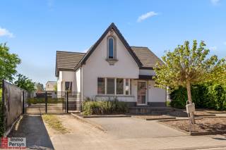 Deze charmante open bebouwing aan de Michel Janssensstraat 19 in het hart van Scherpenheuvel biedt een unieke kans voor wie op zoek is naar een instapklare woning met karakter.<br />De woning is uitstekend gelegen nabij het gezellige centrum, waardoor alle voorzieningen vlot bereikbaar zijn. Op een perceel van 582 m² geniet je van een fijne tuin, een handige garage en een oprit met plaats voor maar liefst drie wagens.<br /><br />In 2020 onderging de woning een laatste renovatie, waardoor ze vandaag in een quasi instapklare staat verkeert. Ook op vlak van energiezuinigheid scoort de woning goed met een EPC-label D, wat betekent dat er geen onmiddellijke renovatieverplichting rust op het pand.<br />Een grote troef zijn de 12 zonnepanelen met een totaalvermogen van 3900 Wp, die zorgen voor een aanzienlijke besparing op je energiefactuur. Bovendien is de elektrische installatie volledig conform. <br /><br /><br /><strong><u>INDELING:</u></strong><br /><strong>Gelijkvloers:</strong> inkomhal, leefruimte, keuken, badkamer, toilet, eetkamer, slaapkamer <br /><strong>1ste verdieping: </strong>1<strong> </strong>slaapkamer, bureau<br /><strong>Tuin</strong>: met garage<br /><strong>Kelder:</strong> cv-ruimte, aansluiting wasmachine en droogkast<br /><br />Ervaar zelf de vele voordelen van deze woning tijdens een persoonlijke rondleiding.<br /><br />Maak vandaag nog je afspraak.<br />Mail naar info@immopersyn.be of bel 013 444 008.