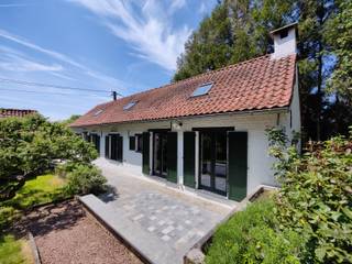 Idyllisch gelegen, hoeve van 120m² op een perceel van 8a10ca aan de voet van het Neigembos. Deze charmante woning combineert authenticiteit...
