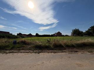 Deze mooi gelegen bouwgrond van 9 are 92 ca voor open bebouwing bevindt zich in de rustige Burgemeester Bovensstraat in Meeswijk. U geniet hier van een aangename woonomgeving, met winkels, scholen en eetgelegenheden op korte afstand.<br /><br />De gunstige ligging zorgt voor een vlotte verbinding naar omliggende gemeenten en belangrijke invalswegen. Daarnaast bevindt het perceel zich op korte afstand van het veerpunt over de Maas, waardoor u vlot de verbinding maakt met Nederland.<br /><br /><strong>Beschrijving perceel:</strong><br />- Geschikt voor open bebouwing<br />- Gelegen in een goedgekeurde niet vervallen verkaveling<br />- LOT 2 op het verkavelingsplan (zie foto)<br />- Oppervlakte: 992 m²<br />- Bestemming: woongebied met landelijk karakter<br /><br />Voor meer informatie en de bouwvoorschriften neem contact op via gilles@haerdimmo.be of 0492/86 61 15.<br /><br />Wenst u een gratis schatting van uw eigendom? Contacteer mij vrijblijvend voor een afspraak!