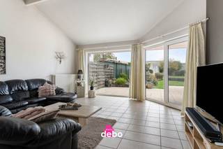 Uniek pand op een commerciële ligging, op wandelafstand centrum Wevelgem <br /><br />Ontdek deze unieke opportuniteit: een instapklare woning op een uitstekende commerciële ligging, perfect voor wie wonen en ondernemen wil combineren. Deze eigendom biedt niet alleen een volledig gerenoveerde en stijlvolle woonruimte, maar beschikt ook over een ruime toonzaal met grote raampartijen die zorgen voor maximale zichtbaarheid en natuurlijke lichtinval.<br />Indeling en troeven:<br />Moderne, lichtrijke leefruimte met open keuken<br />Meerdere slaapkamers en een eigentijdse badkamer<br />Professioneel ingerichte toonzaal of winkelruimte met aparte ingang<br /><br />Ideaal voor zelfstandigen, vrije beroepen of kangoeroewoning.<br /><br />De woning heeft de volgende indeling:
<ul>
	<li>Aan gevelzijde enerzijds dubbele garage en anderzijds een winkelruimte van 52m²</li>
	<li>Prachtige vernieuwde leefruimte met open keuken met een oppervlakte van 72m²</li>
	<li>Afzonderlijk toilet met lavabo</li>
	<li>Leef- praktijk- of slaapkamers 30m²</li>
	<li>Wasplaats</li>
	<li>Berging</li>
	<li>Terras met een zeer ruime tuin van 350m²</li>
	<li>Kelder</li>
</ul>
1<sup>STE</sup> VERDIEP:

<ul>
	<li>Trap- en nachthal</li>
	<li>Leidingen voorzien voor een 2<sup>de</sup> keuken</li>
	<li>Grote badkamer met inloopdouche, lavabomeubel en toilet</li>
	<li>3 ruime slaapkamers</li>
	<li>Dressing</li>
</ul>
2<sup>DE</sup> VERDIEP/ZOLDER:

<ul>
	<li>Vaste trap</li>
	<li>3 extra slaapkamers</li>
	<li>Grote geïsoleerde zolder voor 4 extra kamers</li>
</ul>
Divers: Instapklare gerenoveerde (in 2016)woning, met o.a.: splinternieuw dak, nieuwe elektriciteit, overal centrale verwarming met Viesman brander, overal nieuwe ramen met hoogrendementsglas (advanced glas).<br /><br />Gelegen op een strategische locatie met veel passage en visibiliteit. Dankzij de gunstige ligging zijn zowel het centrum, winkels, scholen als openbaar vervoer vlot bereikbaar.<br />Deze eigendom combineert het beste van twee werelden: comfortabel wonen én professioneel ondernemen, allemaal onder één dak.<br />Een unieke kans die je niet mag missen! Neem vandaag nog contact met ons op voor een bezoek.<br /> 