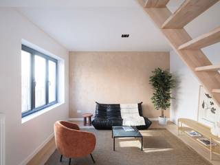 Vous pouvez demander une visite via notre site web : https://vicusvastgoed.be/nl/te-huur .<br />Rendez-vous sur la page du bien immobilier concerné et cliquez sur « demander une visite ».<br />Après avoir rempli « mon profil de location », nous vous répondrons dans les plus brefs délais.<br /><br />Ne pas appeler !<br />Cohabitation possible !<br /><br />Mobiscore : 9,5/10<br /><br />Cette maison de ville entièrement rénovée avec des finitions de qualité est située dans un emplacement privilégié près de Gand-Sud. La maison a été entièrement rénovée en 2025.<br />Grâce à sa situation centrale, les commerces, les écoles, les transports en commun et les principales voies d'accès sont facilement accessibles.<br /><br />Au rez-de-chaussée se trouvent le hall d'entrée, une cuisine entièrement équipée avec des appareils modernes et une salle à manger donnant accès à la cour agréable. À cet étage, nous trouvons également la salle de bains moderne avec double lavabo, douche et toilettes séparées.<br /><br />Le premier étage comprend un salon lumineux et spacieux, tandis que l'étage supérieur offre deux chambres à coucher de taille normale.<br /><br />EPC : A<br />La propriété est équipée de panneaux solaires, ce qui réduit considérablement les coûts énergétiques.<br /><br />LOYER : 1 450 euros <br />Pas de frais communs