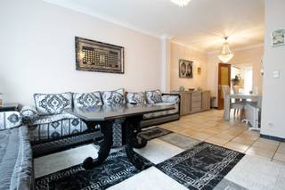 Te renoveren bel-étage met 3 slaapkamers en grote garage Dit betreft een ruime gezinswoning met 3 slaapkamers en een gezellige buitenplaats.De woning...