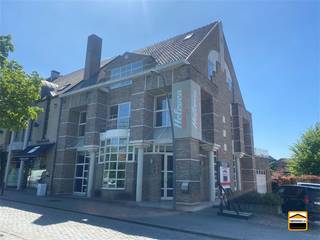 Ruim handelspand met bovengelegen woning, pal in het centrum van Diepenbeek* Geen renovatieplicht (label D)* Asbestveilig bevonden Dit ruime gebouw...