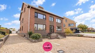 Dit appartement is gelegen in de Langblookstraat in Munsterbilzen, een aangename woonomgeving met winkels, supermarkten en andere dagelijkse voorzieningen in de nabije omgeving. Ook het centrum van Bilzen is vlot bereikbaar. Voor wie graag wandelt of fietst, vormt het nabijgelegen Munsterbos een mooie troef. Dit natuurgebied biedt verschillende wandelroutes door bossen en langs vijvers. Bovendien zijn ook Genk en Hasselt vlot bereikbaar.<br /><br />Het appartement bevindt zich in een kleinschalige residentie en beschikt over een praktische indeling met een woonoppervlakte van circa 84 m². <br /><br />De leefruimte biedt plaats aan een gezellige zithoek en eetruimte en sluit aan op de keuken. Via de leefruimte bereik je het zuidoostelijk georiënteerde terras, waar je vanaf de ochtend tot in de namiddag van de zon kan genieten.<br /><br />Verder beschikt het appartement over twee slaapkamers, een badkamer met dubbele lavabo, douche en toilet. Ten slotte is het ook van een bergruimte voorzien. <br /><br />Het appartement is instapklaar en beschikt over een nieuwe gasketel, gunstig EPC en een conforme elektriciteitskeuring.<br /><br />Extra troeven:<br />Instapklaar appartement<br />2 slaapkamers<br />Zongericht terras<br />Kleinschalige residentie<br />Inclusief parkeerplaats<br />Nabij het Munsterbos en het centrum van Bilzen<br /><br />Ben je op zoek naar een instapklaar appartement met twee slaapkamers, een terras en een eigen parkeerplaats? Neem dan gerust contact met ons via info@immofair of 089 39 09 90 op voor meer informatie of een bezoek ter plaatse.