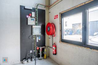 gelegen in KMO zone Steenoven in MalleDe opslagruimte is opgetrokken uit een staalconstructie met wanden in beton en sandwichpanelen.Een betonnen...