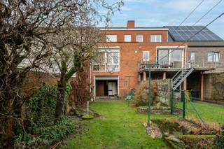 Bel-etage met ruimte op elke verdieping in Emblem (Ranst)<br /><br />Het leven in deze bel-etagewoning speelt zich af waar het hoort: op de eerste verdieping. Hier kom je binnen in een ruime en aangename leefomgeving waar licht en openheid centraal staan. De leefruimte voelt breed en uitnodigend aan en sluit mooi aan op de eetplaats met zicht op de tuin. De uitgeruste keuken ligt praktisch naast de eetruimte, waardoor koken en samen zijn vlot in elkaar overvloeien. In de gang is er bovendien een apart toilet, een klein maar belangrijk comfortdetail.<br /><br />Een verdieping hoger bevindt zich het slaapgedeelte. Hier vind je één zeer ruime slaapkamer en twee bijkomende kamers, perfect als kinderkamer, bureau of logeerruimte. Alles is logisch ingedeeld en gemakkelijk aan te passen aan verschillende levensfases. Via een trektrap bereik je nog een bergzolder, ideaal voor extra opslag.<br /><br />Op het gelijkvloers wordt het dagelijkse leven ondersteund door een reeks praktische ruimtes. De inkomhal geeft toegang tot de badkamer met bad (douche in bad) en toilet, maar ook tot de garage met plaats voor één wagen. Achter de garage bevindt zich een ruime berging met aansluiting voor wasmachine en droogkast. Vanuit de inkomhal is er ook toegang tot de kelder, handig voor voorraad of extra bergruimte.<br /><br />Achteraan ligt de zuidgerichte tuin, een fijne plek om tot rust te komen. Het tuinhuis biedt extra opbergmogelijkheden en via het achterpoortje bereik je een voetweg, wat het huis ook praktisch maakt voor fietsen of tuinmateriaal.<br /><br />Deze woning combineert ruimte, een doordachte indeling en een aangename ligging in Emblem (Ranst), met het voordeel van een gunstige EPC-score (label C). Een huis dat comfortabel aanvoelt, vandaag en morgen.<br /><br />Misschien is dit het begin van iets nieuws. En wie zelf een volgende stap overweegt, kan bij ons rekenen op een gratis schatting, helder en zonder verplichtingen.