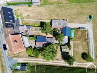 Ontdek deze ruime, karaktervolle woning met 4 slaapkamers, een garage en een prachtige tuin, rustig gelegen in een rustige omgeving<br /><br />ONTDEK DE VASTGOEDVIDEO; https://youtube.com/embed/4zBM86ytFBc<br /><br />Indeling;<br /><br />GLV;<br /><br />Inkomhal (5m²) - leefruimte met houtkachel (35,8m²) - uitgeruste keuken (17,6m²) - garage met automatische poort (20,2m²) - toilet - veranda (28m²)<br /><br />Verdieping 1; <br /><br />Nachthal (8m²) - 4 SLPKS (17,85m² - 17,52m² - 15,1m² - 15m²) - badkamer met ligbad, toilet en enkele wasmeubel (6,3m²) <br /><br />Verdieping 2:<br /><br />Zolder (63,4m²)<br /><br />Verdieping-1<br /><br />Kelder (7,3m²) <br /><br />Extra; overal centrale verwarming op gas, rolluiken aanwezig, regenwater, grote tuin, rustige ligging,...<br />