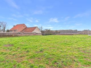 <p><span>In de rustige en landelijke Donkerstraat in Horpmaal bevindt zich deze mooie bouwgrond voor een halfopen bebouwing op een perceel van 5a 48ca. </span></p><p><span>Dankzij de centrale ligging zijn zowel Heers, Borgloon en Tongeren vlot bereikbaar. </span></p><p><span>De oprit van de E40 richting Luik en Brussel ligt op minder dan 9km. </span></p><p><span> </span></p><p><span>Het perceel is mooi hoog gelegen en geniet van een prachtig open zicht over de omliggende velden, wat zorgt voor een uitzonderlijk gevoel van ruimte en rust.</span></p><p><span> </span></p><p><span>De verkavelingsvoorschriften zijn ruim en laten de bouw van een landelijke woning toe met inplanting in het perceel. De maximum gevelbreedte bedraagt 9,74m en laat een bouwdiepte op het gelijkvloers van 16m toe. </span></p><p><span> </span></p><p><span>Dankzij de ligging is deze bouwgrond geschikt voor het realiseren van een ruime hedendaagse gezinswoning. De residentiële omgeving, gecombineerd met het landelijke karakter, maakt dit een ideale locatie voor wie comfortabel, rustig en groen wil wonen.</span></p><p><span> </span></p><p><span>Contacteer ons voor de bouwmogelijkheden of een bezoek ter plaatse!</span></p><p><span> </span></p><p><span>Pluspunten:</span></p><p><span>-</span><span> </span><span>landelijke ligging</span></p><p><span>- ruime woning mogelijk </span></p><p><span>- centrale ligging</span></p>