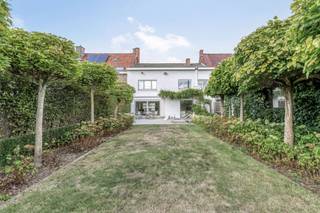Venez découvrir cette charmante maison sur un beau terrain au centre de Beveren-Leie. La maison dispose de quatre pièces, d'un joli jardin avec...