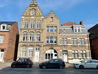 Deze rijwoning is gelegen op wandelafstand van de grote markt en omvat een gelijkvloerse verdieping met inkom, leefruimte met eet- en...