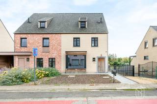 Topper! Recente instapklare halfopen bebouwing met 3 slaapkamers, carport en tuin!Op zoek naar een recente woning waar je zonder zorgen kan intrekken? Deze halfopen bebouwing uit 2022 combineert een moderne uitstraling, veel lichtinval en praktische ruimtes met een centrale ligging in Anzegem. Via de inkomhal met apart toilet kom je binnen in de ruime en lichtrijke leefruimte met aansluitend een volledig geïnstalleerde open keuken met eiland. Daarnaast is er een praktische berging/wasplaats. Op de eerste verdieping bevinden zich 3 volwaardige slaapkamers, waarvan de grootste beschikt over een dressing. De badkamer is uitgerust met een ligbad, inloopdouche en lavabomeubel. Een absolute meerwaarde is de ruime zolder met vaste trap, die nog tal van mogelijkheden biedt voor extra slaapkamers, een bureau of hobbyruimte.Buiten geniet je van een aangename tuin met tuinberging en een praktische carport.Een recente, instapklare en energiezuinige gezinswoning op een centrale locatie in Anzegem, ideaal voor wie hedendaags wooncomfort wil combineren met voldoende ruimte en uitbreidingsmogelijkheden.Enkele bijkomende troeven- Kwalitatieve carport met vloer in gepolierd beton en geïntegreerd tuinhuis.- Praktische wasruimte, volledig uitgerust met maatkasten.- Zeer ruime dressing op de verdieping, voorzien van stijlvolle maatkasten.- Modern terrasoverkapping met elektrische screens en geïntegreerde ledverlichting.Bezoek na afspraak met Immo Beguin: tessa@immobeguin.be