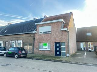 In Handzame (deelgemeente van Kortemark) treffen we deze charmante woning aan.De gelijkvloerse verdieping bestaat uit een inkomhal, een leefruimte...