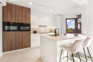 Dit volledig gerenoveerde 2-slaapkamerappartement ligt in de Tessenstraat, een zijstraat van de levendige Brusselsestraat, pal in het centrum van Leuven en vlak bij winkels, supermarkten, bushaltes, campussen en Gasthuisberg. Dankzij EPC-label B geniet u hier van hedendaags wooncomfort en een gunstig energieverbruik. Het appartement werd volledig vernieuwd: alle leidingen, boiler, warmtepomp met airco’s zijn nieuw en overal werd parket gelegd. Via de inkomhal met ingebouwd tapijt bereikt u twee ruime slaapkamers, een apart toilet, de badkamer en de lichtrijke leefruimte. De badkamer is uitgerust met een dubbele wastafel en een grote inloopdouche. Grote raampartijen zorgen voor veel daglicht in de leefruimte en geven toegang tot het terras. Aansluitend bevindt zich de open keuken, dé eyecatcher van het appartement, met keukeneiland, zitplaatsen, composieten werkblad en hoogwaardige AEG-toestellen: 5-pits kookplaat, vaatwasser, twee combi-ovens, ingebouwde koelkast en diepvries. Naast de keuken is er een zeer ruime, praktische berging met aansluiting voor wasmachine en droogkast. Extra troef is de ruime garagebox in de ondergrondse parking met aansluitende privatieve kelderberging, beide inbegrepen in de prijs. Kortom: een stijlvol gerenoveerd en centraal gelegen appartement met twee slaapkamers, terras, veel bergruimte en garagebox. Een buitenkans in hartje Leuven! Interesse? Contacteer ons via info@homies.be of 016 22 82 22.