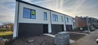 <strong>Nieuwbouw BEN-woningen met oplevering in december 2025 / januari 2026 – energiezuinig en comfortabel wonen in Schoten</strong><br />(deze woningen staan klaar om af te werken binnenin)<br /><br />In deze rustige woonwijk te Schoten bieden wij u deze prachtige nieuwbouw BEN-woningen aan. Nog 2 van de 3 woningen te koop. De bouwwerken zijn inmiddels ver gevorderd en de oplevering is voorzien voor december 2025 / januari 2026. Dat betekent dat u op korte termijn kan intrekken in een volledig afgewerkte woning, zonder jarenlange wachttijden of zorgen over de opvolging van de bouw.<br /><br />De woning verwelkomt u met een doordachte, moderne indeling waarin licht, ruimte en comfort centraal staan. De open leefruimte vloeit naadloos over in de eetruimte en keuken, waar u als koper volledige inspraak heeft in de afwerking. Grote raampartijen zorgen voor een aangename lichtinval en geven uit op het aangelegde terras en de opgeleverde tuin.<br /><br />Op de eerste verdieping bevinden zich drie volwaardige slaapkamers en een badkamer die eveneens naar eigen smaak kan worden ingericht.<br />De zolderverdieping biedt bijkomende mogelijkheden en kan optioneel worden afgewerkt als extra slaapkamer en badkamer, afhankelijk van uw noden.<br /><br />Ook buiten is alles tot in de puntjes verzorgd: van een aangelegde voortuin tot een terras en een afgesloten tuin, klaar voor gebruik vanaf dag één.<br />Deze woningen zijn ideaal gelegen voor gezinnen die op zoek zijn naar rust én nabijheid. Scholen, winkels, openbaar vervoer en belangrijke invalswegen bevinden zich op korte afstand.<br /><br />Voor meer informatie over deze woning, zoals lastenboek en plannen, kan u ons steeds bereiken op het nummer: 03 645 20 02 of info@verlat.be<br /><br /><strong>Bijzonderheden:</strong><br /><span>+ Bijna-EnergieNeutrale woningen (E-peil 30)</span><br /><span>+ Voorzien van warmtepomp, vloerverwarming en ventilatiesysteem D</span><br /><span>+ Drie slaapkamers + uitbreidbare zolderverdieping (optioneel)</span><br /><span>+ Volledige inspraak in afwerking: keuken, badkamer en vloerbekleding</span><br /><span>+ Volledig afgewerkt: tuin, terras, omheining en voortuin inbegrepen<br />+ Inclusief 4 zonnepanelen</span><br /><span>+ Centrale, maar rustige ligging in een kindvriendelijke buurt</span><br />Prijs is exclusief BTW en Registratierechten <br />De bewoonbaar oppervlakte betreft de bruto-oppervlakte