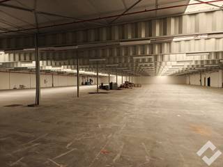 Zeer goed gelegen bedrijfsgebouw voor diverse doeleinden te huur. Deze bedrijvensite is gelegen in industriezone Berkenbossen te Mol, pal naast verbindingsweg N71 tussen Geel en Lommel. Het centrum van Mol ligt op ca. 10 min, oprit E313 in geel op ca. 20 min. <br /><br />Het gebouw is opgetrokken in staalconstructie en geïsoleerde panelen. Er is een bruikbare vloeroppervlakte van 1.000m2 met voorzieningen zoal automatische sectionaalpoort (hoogte 3,5m), gepolierde betonvloer, stroompunten (220V/380V), sprinklersysteem en voldoende LED-verlichting. Er is een vrije hoogte van ca. 4,5m onder dak (3,6m onder overspanning). De site zelf is voorzien van parkeerplaatsen, voldoende buitenverlichting en is tevens volledig omheind. <br /><br />huurprijs excl. BTW. beschikbaar mits inachtneming huurders, contacteer ons voor juiste beschikbaarheden. <br /><br />BIJZONDERHEDEN: <br />- Zeer goede ligging<br />- Bruikbare oppervlakte 1.000m2<br />- Gelegen op afgesloten site