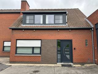 Op de verbindingsweg van Wielsbeke naar Oostrozebeke bevindt zich deze uitzonderlijke ruime woning. In de nabijheid zijn er lagere scholen,...