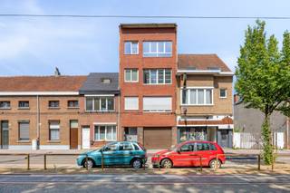 <p><span>Op zoek naar een lichtrijk appartement met karakterr? Deze aantrekkelijke woonkans bevindt zich op de derde en hoogste verdieping van een kleinschalig gebouw zonder syndicus, zonder gemeenschappelijke kosten.</span></p><p><span>Bij het binnenkomen word je verwelkomd in een verzorgde inkomhal met praktische vestiaire kast. De ruime en gezellige leefruimte geniet van veel natuurlijk licht en biedt alle comfort om aangenaam te wonen.</span></p><p><span>De aparte, volledig vernieuwde keuken is uitgevoerd in een tijdloze stijl met stijlvolle witte kasten en houten werkbladen. Een perfecte combinatie van functionaliteit en moderne uitstraling. De 2 bergingen zorgen voor een opgeruimd gevoel.</span></p><p><span>Via de nachthal bereik je de drie volwaardige slaapkamers. De ruime master bedroom geeft rechtstreeks toegang tot ene gezellig terras aan de achterzijde van het gebouw, waar je in alle rust kunt genieten van een open uitzicht over de wijde omgeving.</span></p><p><span>De badkamer is praktisch ingericht en uitgerust met een douche. Het toilet is apart, wat extra comfort biedt in het dagelijks gebruik.</span></p><p><span>Dit appartement is ideaal voor gezinnen, koppels of wie op zoek is naar een comfortabele woonst met een praktische indeling, veel lichtinval en geen gemeenschappelijke kosten.</span></p><p><span> </span></p><p><span>Bijzonderheden</span></p><p><span>EPC Energielabel F - 678 kwh/(m² jaar)</span></p><p><span>Renovatieplicht: alle woningen en appartementen die vanaf 2023 zijn aangekocht met Label E of F, moeten verplicht gerenoveerd worden naar minimum label D binnen de 6 jaar na aankoop</span></p><p><span>Er is overal dubbele beglazing met PVC kader</span></p><p><span>Alle nutsvoorzieningen zijn apart</span></p><p><span>CV op gas</span></p><p><span>P-score: A</span></p><p><span>G-score: A</span></p>