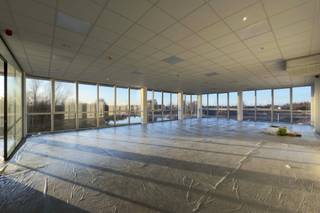 Combinatie van een moderne kantoorruimte met open space en 4 vergaderruimtes, aangevuld met een magazijn van 835 m², ruime parkeermogelijkheden...