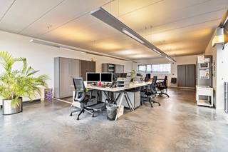 Deze kantoorruimte maakt deel uit van een vrijstaand kantoorgebouw gelegen aan de Rijkmakerlaan in Essen, binnen een gekend industriegebied dat vlot bereikbaar is en een uitstekende ontsluiting geniet.De kantoorruimte is praktisch en functioneel ingedeeld en omvat:- ruime bureauruimte- bergruimteGemeenschappelijke delen:- inkomhal- toiletten- lift- polyvalente ruimte/refter met keuken- buitenterrassenBijzonderheden:- goed uitgerust met o.a. zonnewering, airconditioning en alarminstallatie- mogelijkheid tot combineren met een andere unit binnen het gebouw, afhankelijk van uw noden- verbruik van water, elektriciteit en gas, alsook onderhoud van het gebouw en sanitair wordt verrekend via een vaste kost- parkeerplaatsen te bespreken- mogelijkheid tot plaatsing van reclame (te bespreken)(Ver-)kopen of (ver-)huren in de regio Kalmthout / Essen?Met al uw vragen kan u steeds bij ons terecht.Dewaele Vastgoed met Advies.