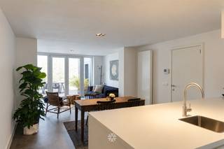 <p><span>GENT - Oostendestraat - Ben je op zoek naar een knap gemeubeld één slaapkamer appartement te huur in Gent? Lees dan snel even verder!</span></p><p><span> </span></p><p><span>De voornaamste troeven:</span></p><ul><li><span>Op wandelafstand van Station Gent-Sint-Pieters</span></li><li><span>Toplocatie met openbaar vervoer, winkels, scholen, restaurants, etc. binnen handbereik</span></li><li><span>Gemeubeld huren (incl. keukengerei)</span></li><li><span>Knappe renovatie met aangename buitenruimte</span></li><li><span>Lichtrijke leefruimtes</span></li></ul><p><span> </span></p><p><span>Indeling:</span></p><p><span>Inkomhal, leefruimte met open keuken, slaapkamer, badkamer uitgerust met douche, lavabomeubel en toilet en ingebouwde kasten (incl. aansluiting wasmachine).</span></p><p><span>Het terras sluit aan op de leefruimte en bevat aansluitend ook een berging.</span></p><p><span> </span></p><p><span>Belangrijke informatie:</span></p><p><span>Beschikbaar vanaf: 16/10/2026. Domicilie verplicht.</span></p><p><span>Huurprijs: 1150 euro/maand + 25 euro/maand gemeenschappelijke lasten. EGW (elektriciteit, gas, water) afzonderlijk af te rekenen.</span></p><p><span> </span></p><p><span>Interesse in dit prachtig appartement? Vraag dan snel jouw bezoek aan via onze website www.axellenaerts.be!</span></p>