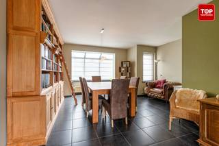Rustig gelegen gezinswoning met 3 slaapkamers en zonovergoten tuin in Vinderhoute<br /><br />In een rustige woonomgeving te Vinderhoute bevindt zich deze open bebouwing op een mooi perceel met een aangename, zonovergoten tuin. <br /><br />De woning geniet van een praktische indeling, voldoende leefruimte en een vlotte bereikbaarheid.<br /><br />Bij het betreden van de woning komt u terecht in de lichtrijke leefruimte met zicht op de tuin. <br /><br />Aansluitend bevindt zich de eetplaats, terwijl de ruime keuken een volwaardige extra leefruimte vormt waar het aangenaam vertoeven is. <br /><br />Dankzij de grote raampartijen geniet de woning van veel natuurlijke lichtinval.<br /><br />Op de verdieping bevinden zich drie volwaardige slaapkamers en een praktische polyvalente ruimte. <br /><br />De badkamer is uitgerust met zowel een ligbad als een douche en biedt het nodige comfort voor het dagelijkse gezinsleven.<br /><br />Buiten beschikt de woning over een ruime, zonovergoten tuin met terras waar u in alle rust kunt genieten van de groene omgeving. <br /><br />Een bijkomende troef is de afzonderlijke polyvalente ruimte in de tuin, die het veelzijdige karakter van deze eigendom verder versterkt.<br /><br />Verder beschikt de woning over een ruime inpandige garage en voldoende bergruimte. <br /><br />Op technisch vlak werd eveneens aandacht besteed aan duurzaamheid dankzij de aanwezigheid van zonnepanelen en een regenwaterput van 10.000 liter.<br /><br />Dankzij de rustige ligging in het gegeerde Vinderhoute, gecombineerd met de nabijheid van winkels, scholen, openbaar vervoer en belangrijke invalswegen, vormt deze woning een interessante opportuniteit voor wie op zoek is naar comfortabel wonen in een aangename omgeving.<br /><br />Contacteer Top Vastgoed op 0475 700 700 voor een bezoek.