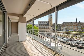Dit verder af te werken appartement is gelegen op de Grote Markt van Roeselare<br /><br />Momenteel is dit nog ingedeeld als handelspand.<br />De indeling volgens de renders is als volgt: inkomhal, open keuken, eet- en zithoek, terras vooraan, nachthal, 2 slaapkamers (mogelijkheid tot 3 of 4), apart toilet, badkamer, wasplaats en berging.<br /><br />PLUSPUNTEN:<br />- GROTE MARKT ROESELARE<br />- GROOT TERRAS<br />- PRACHTIG ZICHT<br /><br />Meer info of een bezoek ter plaatse? Bel Alina op het nummer 0470856308.