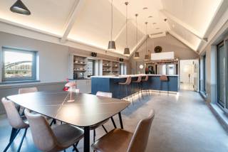 Op zoek naar een karaktervolle plek waar wonen en werken samenkomen? Deze exclusieve loft van 428 m² op het idyllische Moleneiland, tussen de oude...